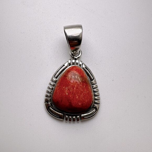 Jewelry - Possible native, Beautiful Sterling Silver, Orange Spiny oyster Pendant!